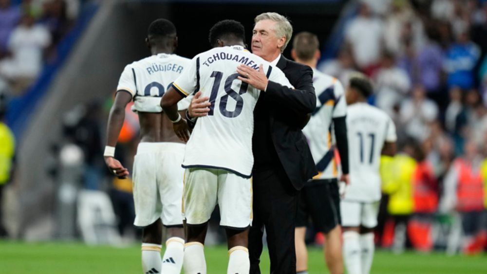 Aurelién Tchoaumeni y Carlo Ancelotti, durante un partido de la temporada pasada