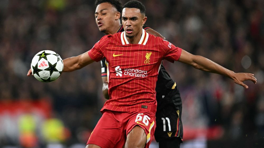 Alexander-Arnold disputando un balón. 