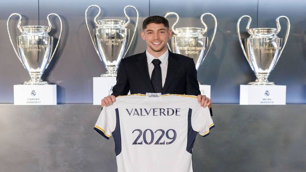 Fede Valverde posando con la camiseta del Real Madrid el día de su renovación