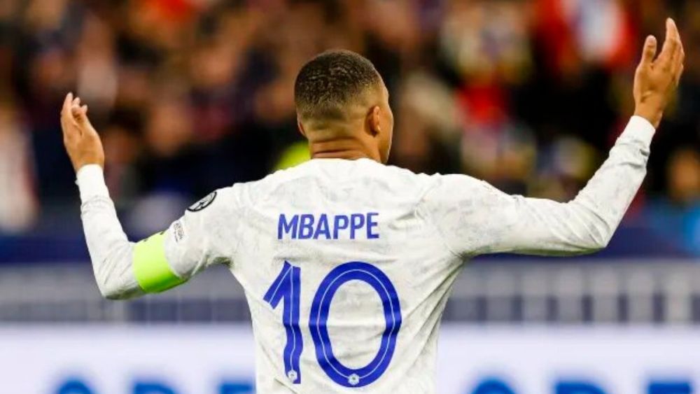 Mbappé lamentándose de una acción en un partido con Francia