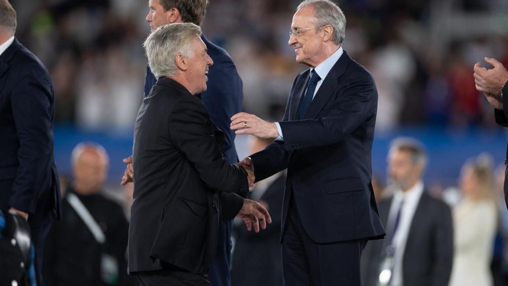 Florentino saludando a Ancelotti en la celebración de un título