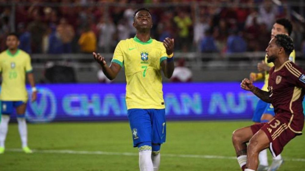 Vinicius lamentándose tras fallar el penalti