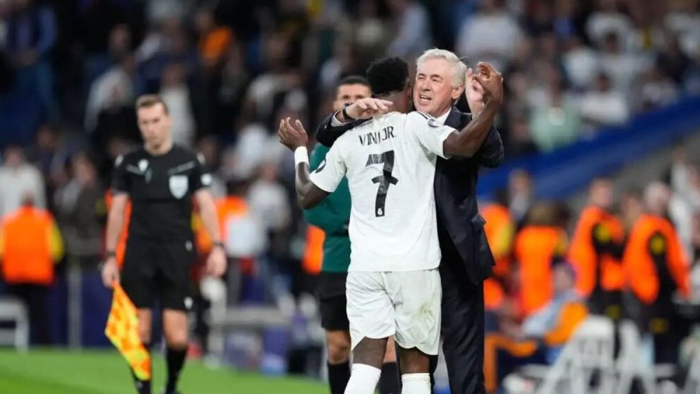 Vinicius celebrando un gol con Ancelotti