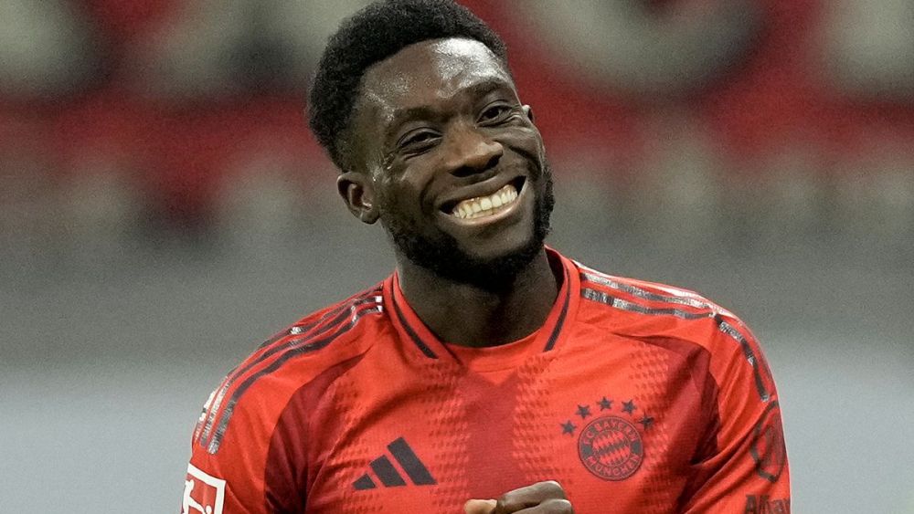 Alphonso Davies sonriendo