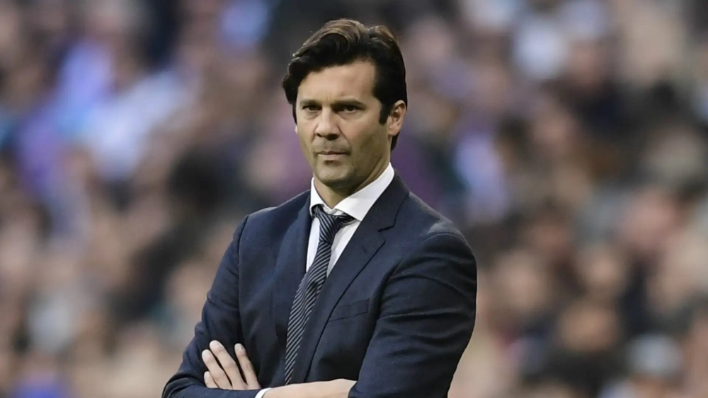 Santiago Solari serio de brazos cruzados