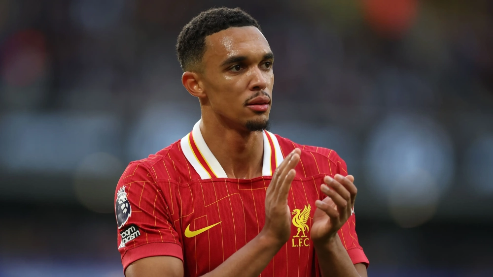 Trent Alexander-Arnold aplaudiendo al público