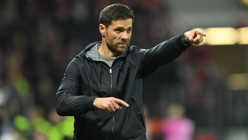 Xabi Alonso dando instrucciones desde el banquillo