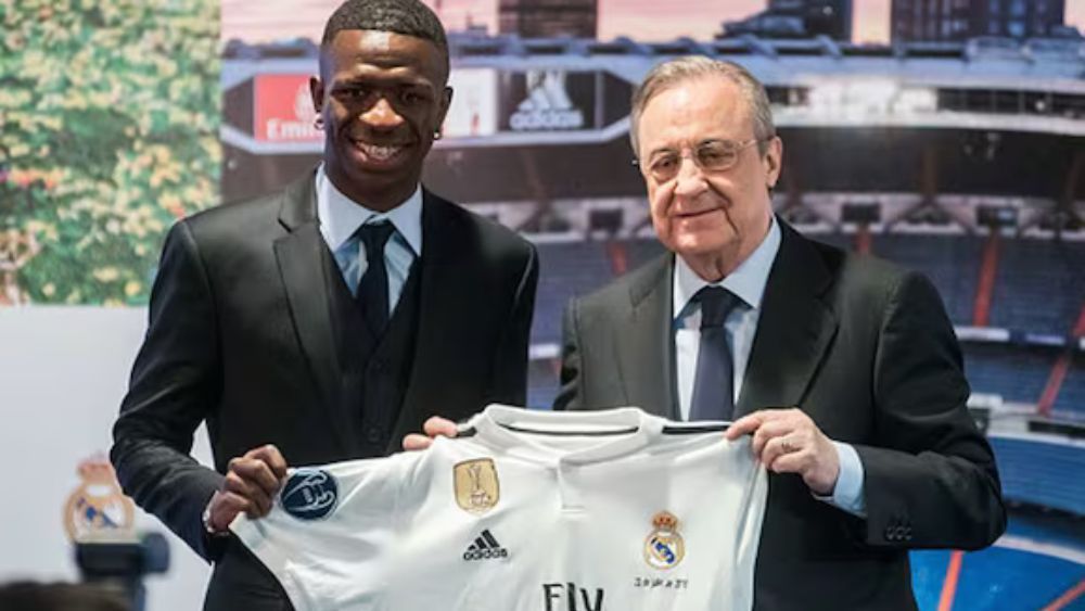 Vinicius Junior, junto a Florentino Pérez, en su presentación como jugador del Real Madrid.