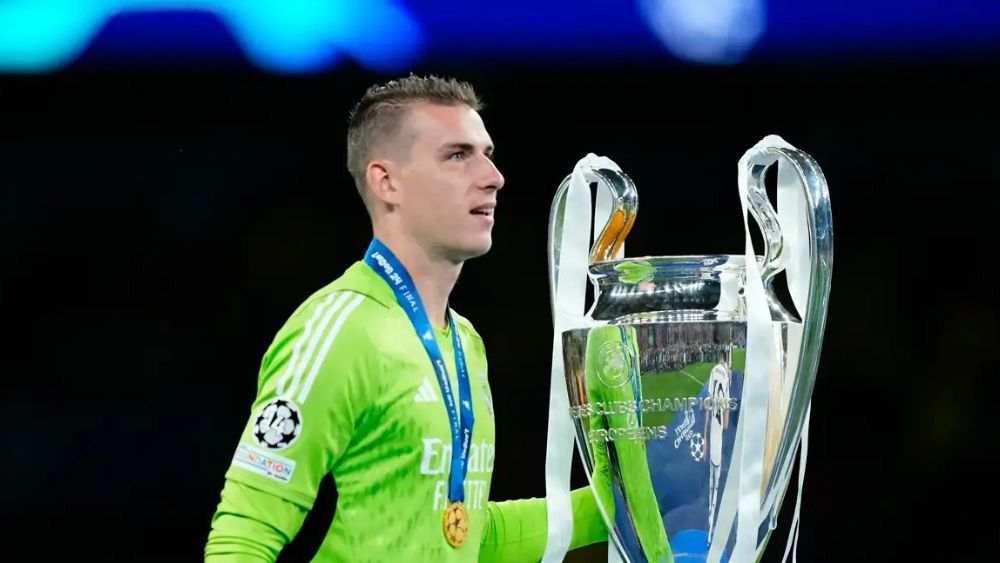 Andriy Lunin, con la Champions League conquistada por el Real Madrid la temporada pasada.