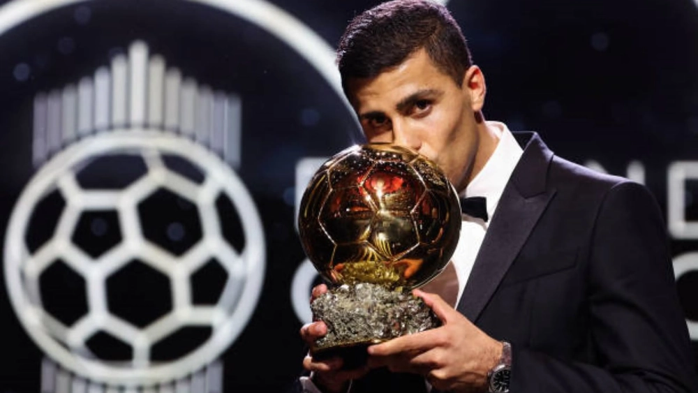 Rodri posa junto al Balón de Oro en París.