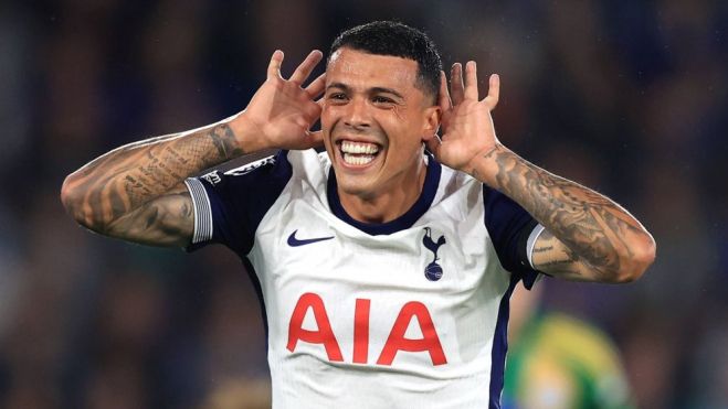 Pedro Porro celebrando un gol con el Tottenham.