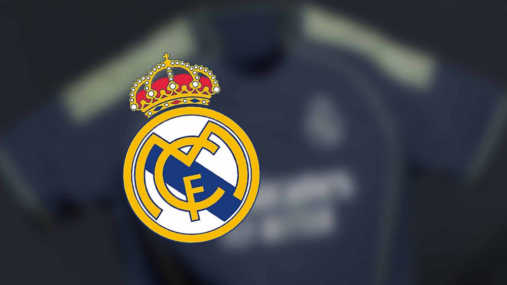 Supuesta camiseta de visitante del Real Madrid con escudo