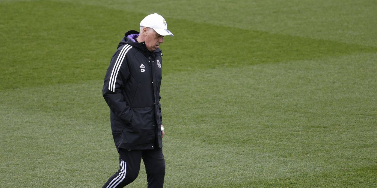 Carlo Ancelotti pensativo en los entrenamientos previos al partido de ayer 