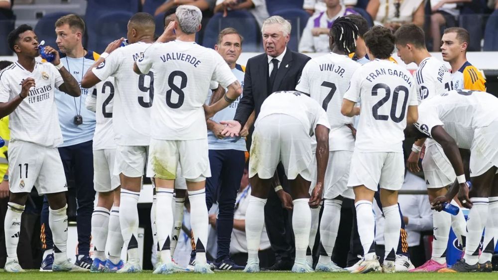 Carlo Ancelotti, en una charla con sus jugadores durante un partido de esta temporada.