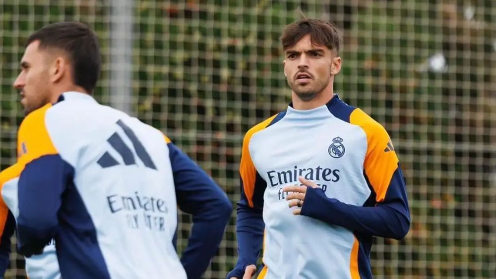 Raúl Asencio, en un entrenamiento reciente con el primer equipo del Real Madrid.