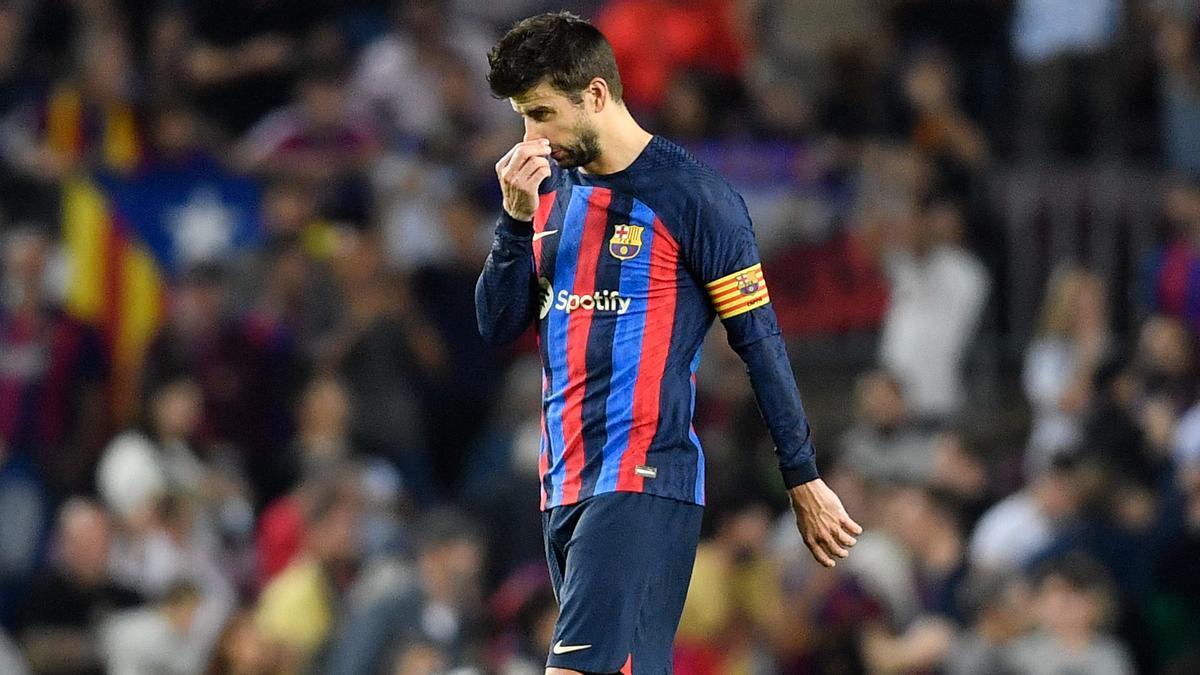 Piqué se lamenta en uno de sus últimos partidos como futbolista del Barça 