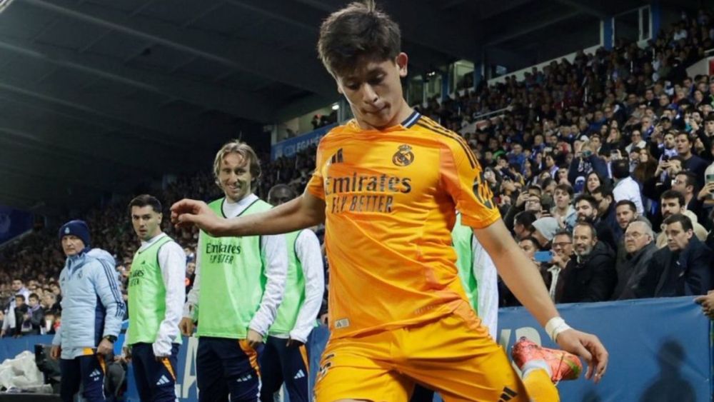 Arda Güler sacando el córner ante la mirada de Modric (1)