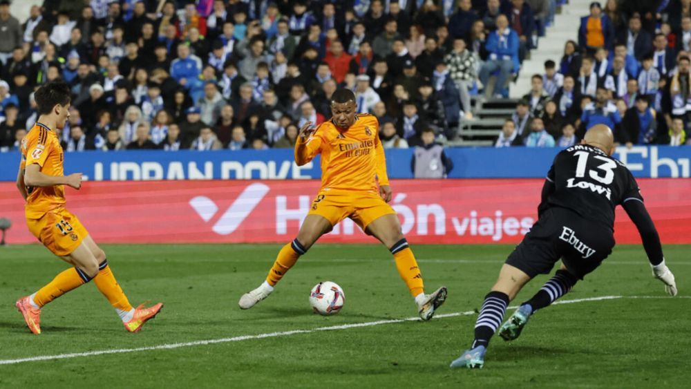 Kylian Mbappé, que marcó el domingo su noveno gol con el Madrid, será el extremo izquierdo del Madrid contra el Liverpool después de la baja de Vinicius.