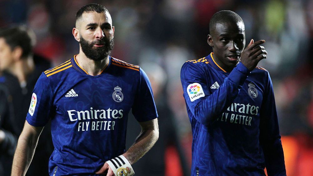 Karim Benzema y Ferland Mendy, en un partido del Real Madrid.