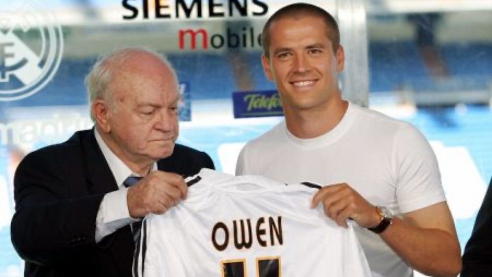 Michael Owen, durante su presentación como futbolista del Real Madrid, junto a Alfredo Di Stéfano.