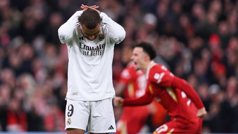 Mbappé lamentándose tras fallar su penalti