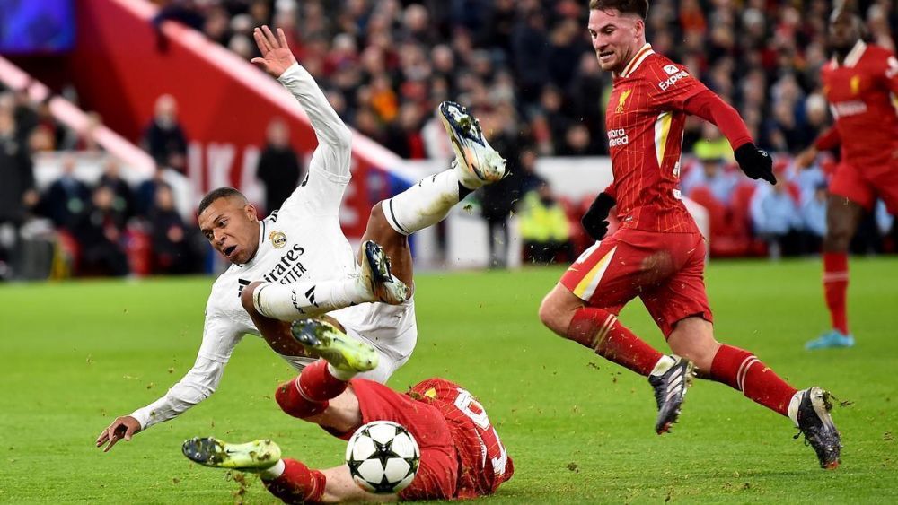 Kylian Mbappé sufre una entrada de Conor Bradley, en el partido de este miércoles entre el Liverpool y el Real Madrid.