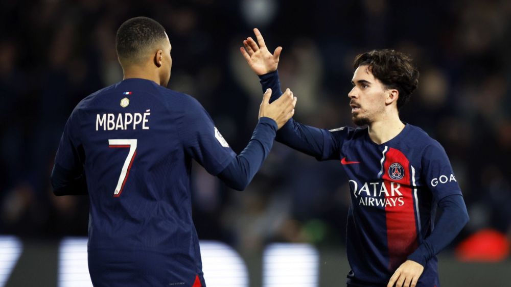 Kylian Mbappé y Vitinha, durante un partido del PSG la pasada temporada.