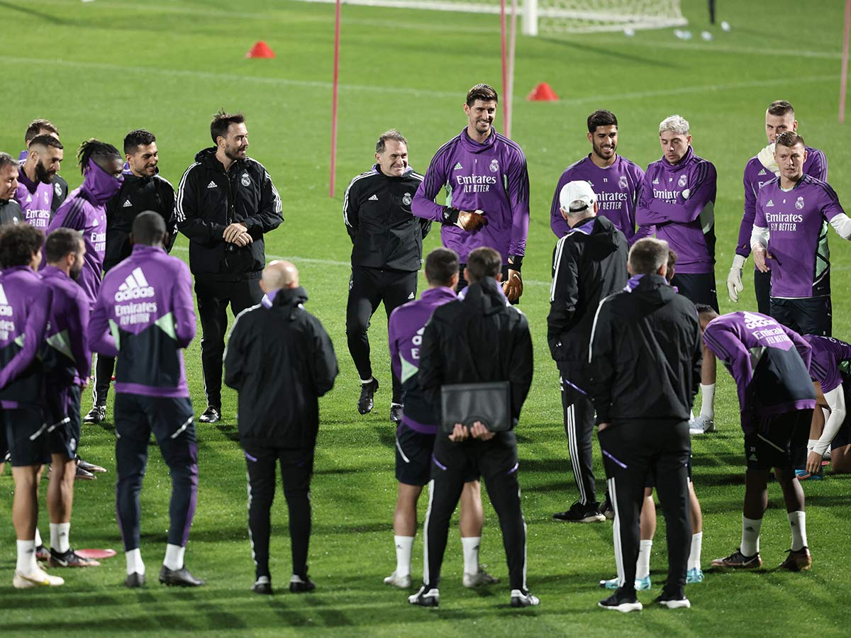 Carlo Ancelotti en una charla técnica con sus jugadores en su concentración en Arabia Saudí 