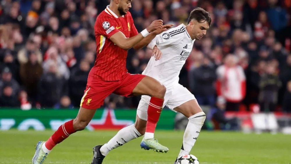 Raúl Asencio cortando una jugada en Anfield