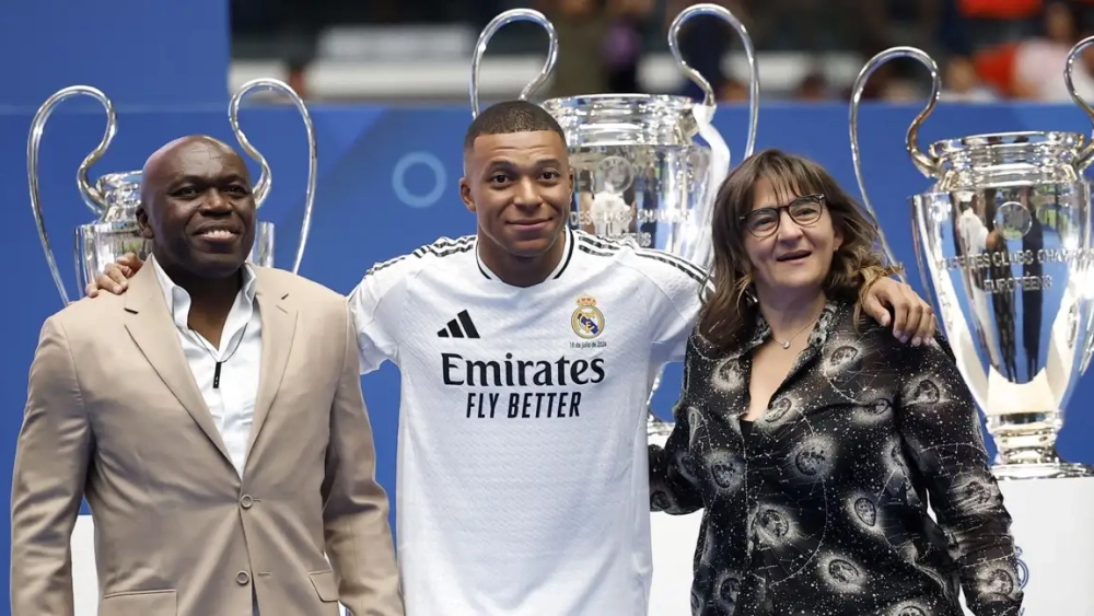 Fayza Lamari junto a Wilfried Mbappé y Kylian Mbappé en el día de la presentación de su hijo.