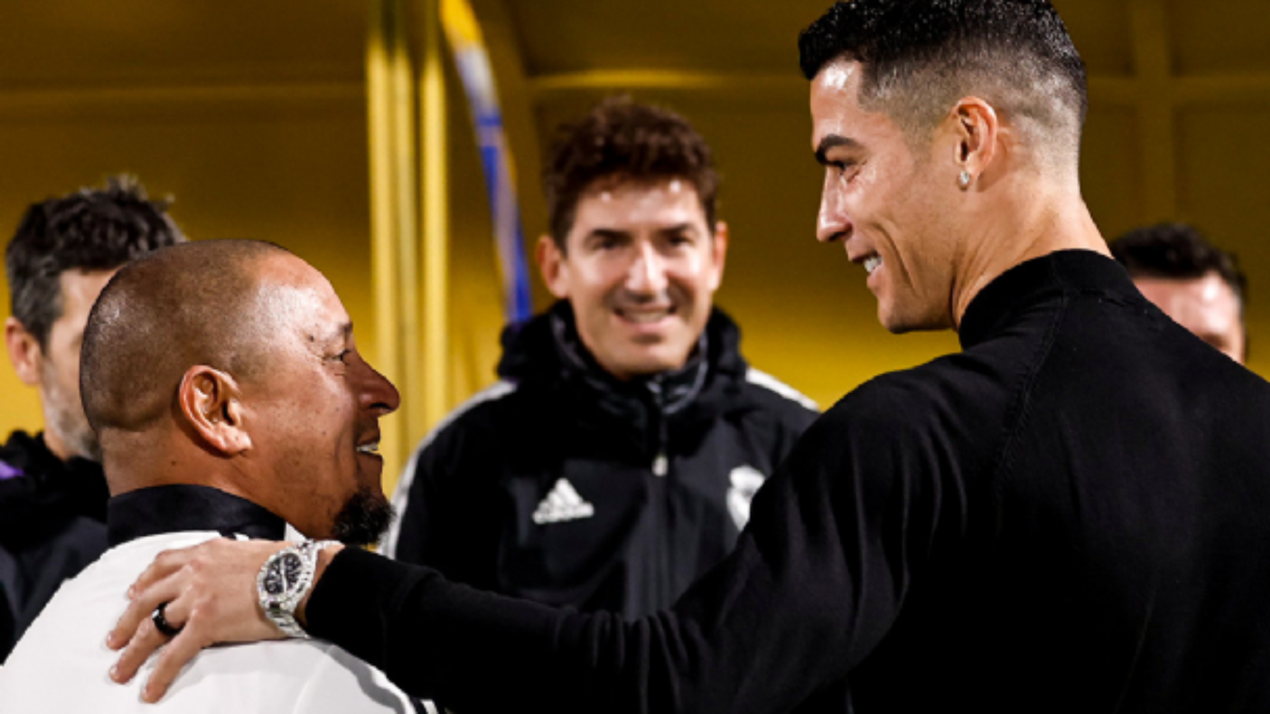 Cristiano Ronaldo charla con Roberto Carlos, dos leyendas blancas 