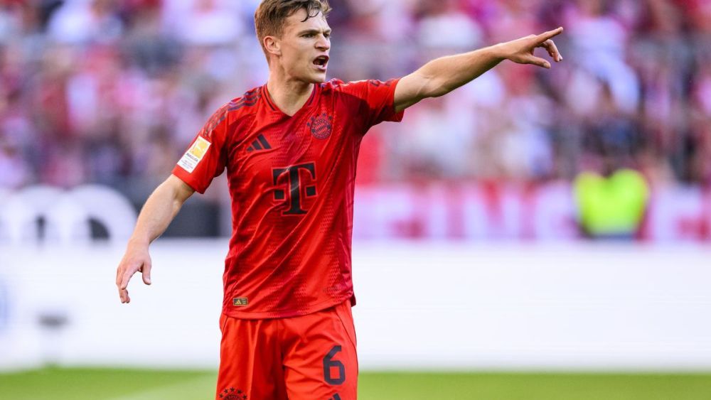 Joshua Kimmich con el Bayern de Múnich dando instrucciones