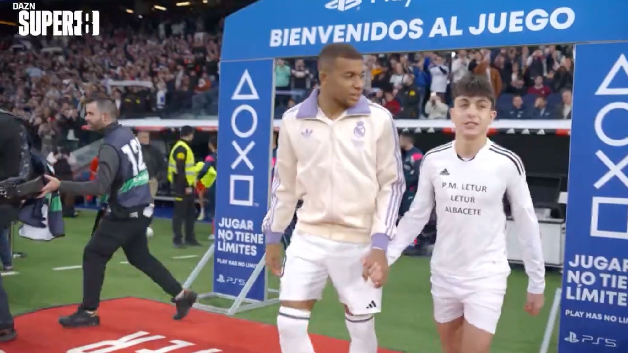 La divertida broma de Mbappé al niño que salió con él en el Bernabéu: "Estás casi..."