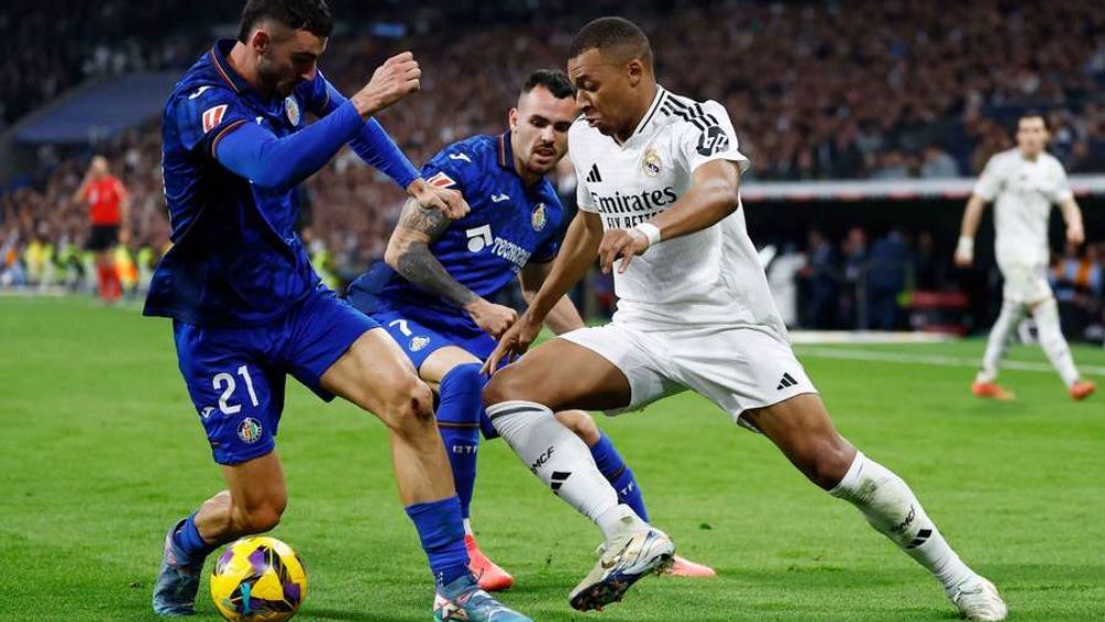 Kylian Mbappé, en una jugada del partido del domingo frente al Getafe, en el Santiago Bernabéu.