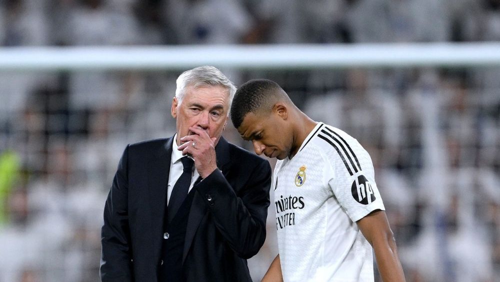 Carlo Ancelotti, conversando con Kylian Mbappé.