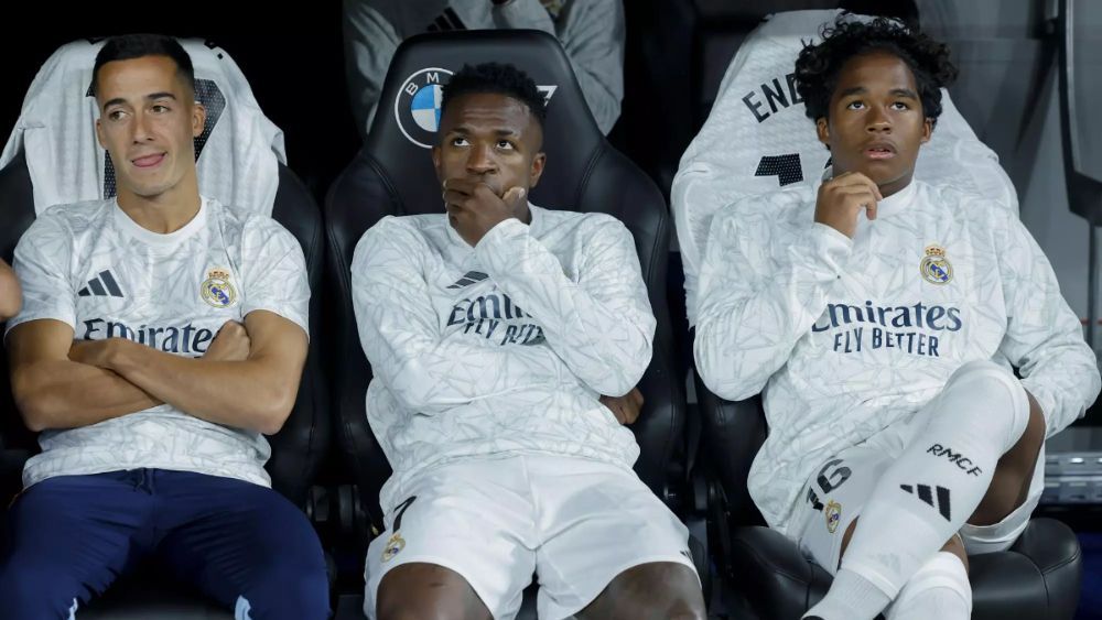 Endrick, junto a Lucas Vázquez y Vinicius, en el banquillo del Santiago Bernabéu.