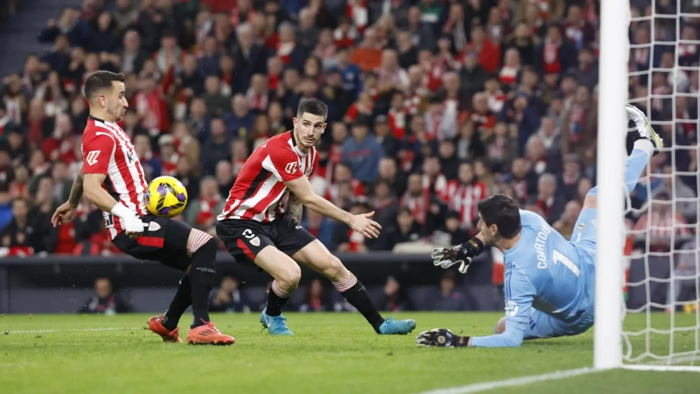 El Athletic Club se llevó el partido ante el Real Madrid tras un fallo de Fede Valverde.