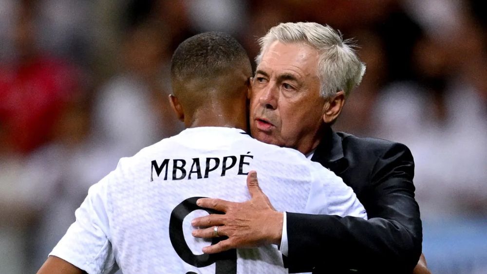 Kylian Mbappé y Carlo Ancelotti, abrazándose.