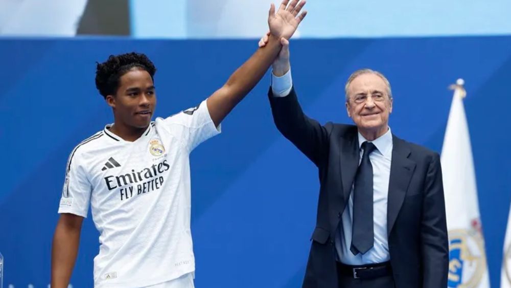 Endrick y Florentino Pérez, durante la presentación del jugador en el Bernabéu.