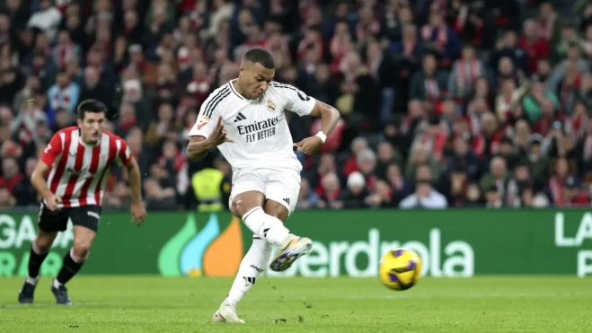 Momento en el que Kylian Mbappé golpea el penalti ante el Athletic Club.