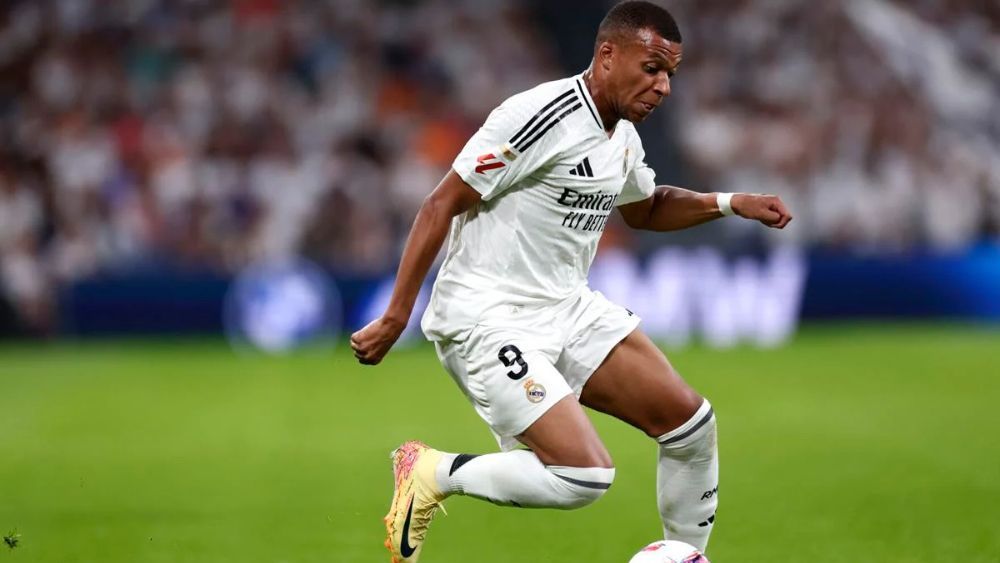 Kylian Mbappé, en una jugada, controlando un balón, durante un partido con el Madrid.