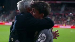 Ancelotti abraza a Güler