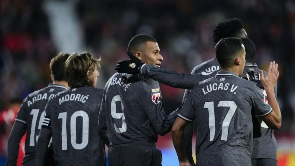 Luka Modric, celebrando junto a algunos de sus compañeros el triunfo de este sábado contra el Girona.