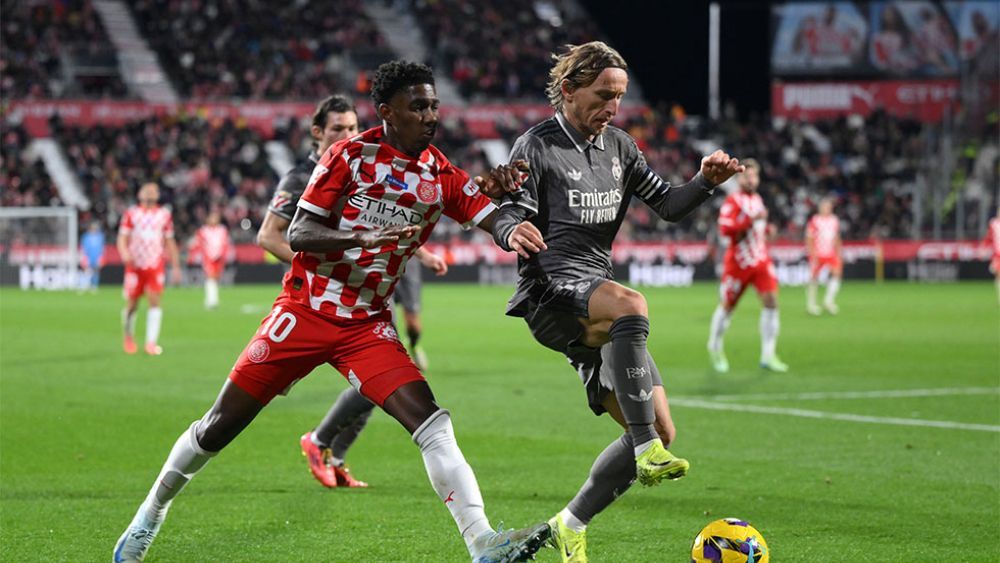 Luka Modric, controlando un balón en una jugada en el partido frente al Girona.