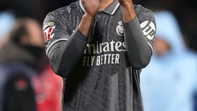 Raúl Asencio aplaudiendo a la afición madridista. 