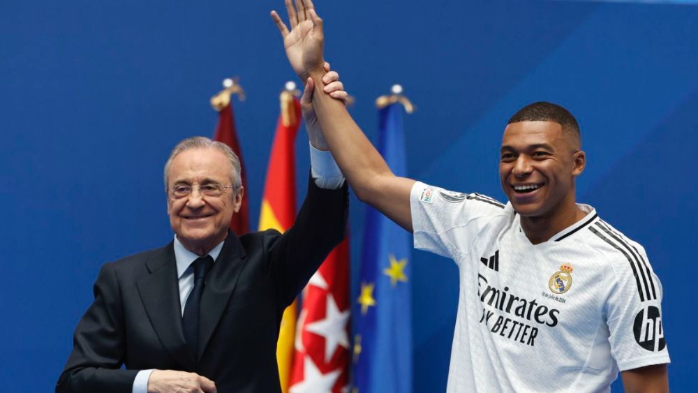 Florentino Pérez y Kylian Mbappé, en la presentación del futbolista como nuevo jugador del Real Madrid.