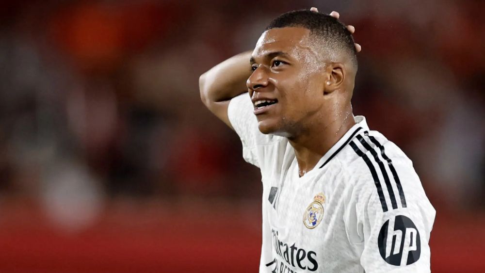 Kylian Mbappé, en un partido con el Real Madrid, lamentándose.