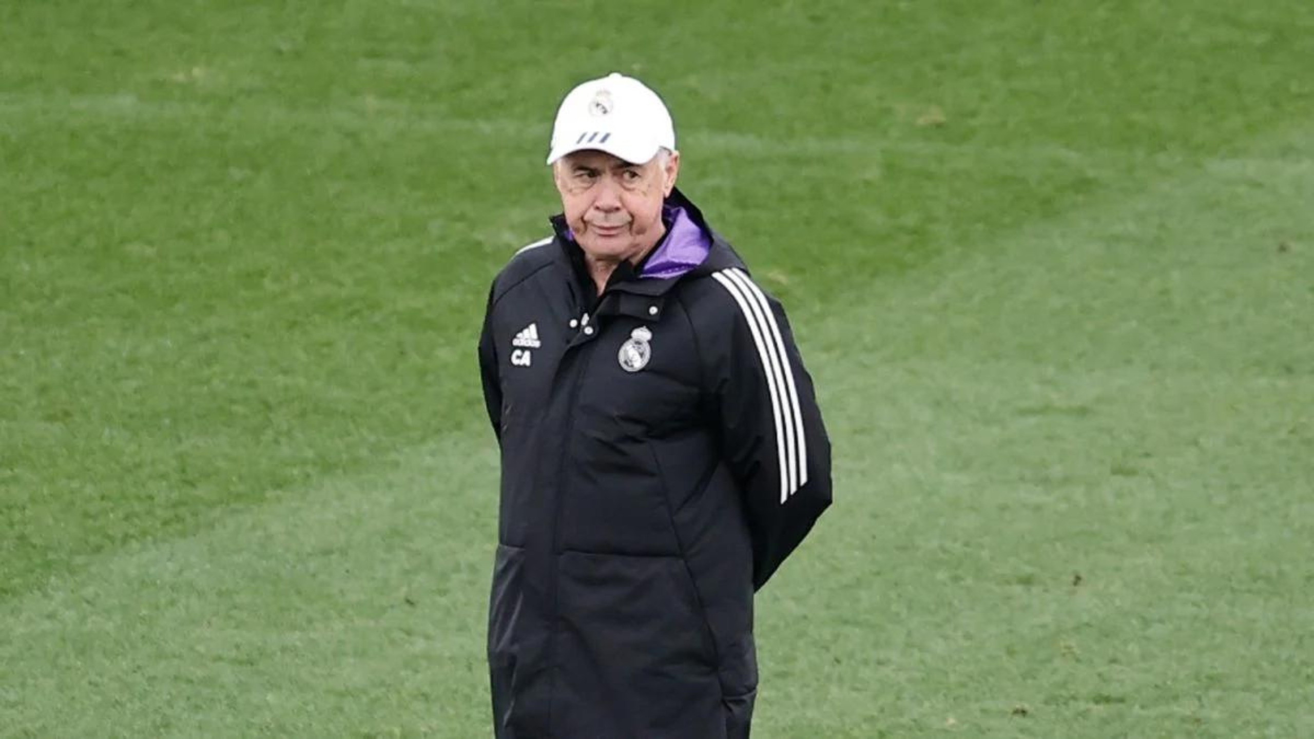 Carlo Ancelotti se mira el entrenamiento de sus hombres algo reflexivo 