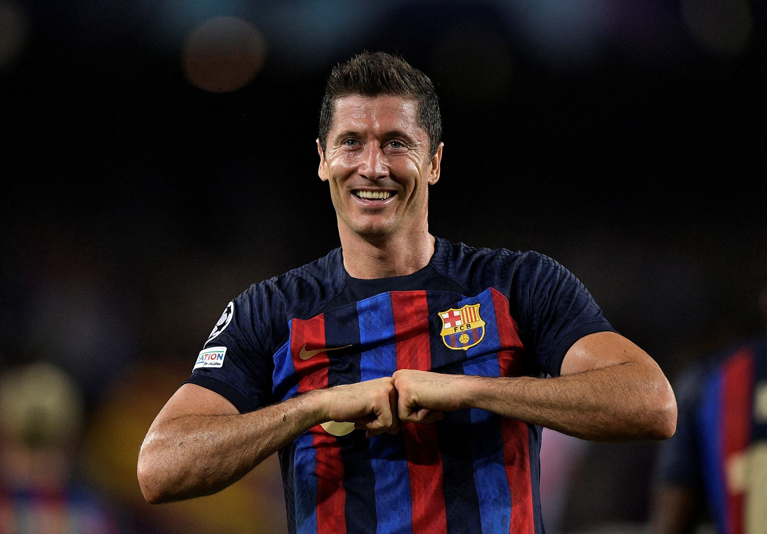 Lewandowski celebra un gol con el Barça 