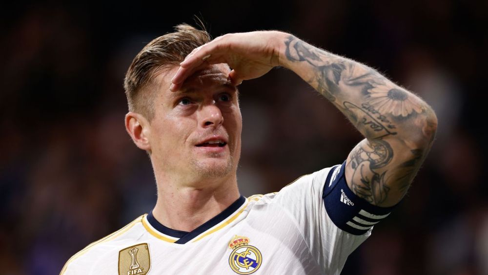 Toni Kroos mirando a la grada